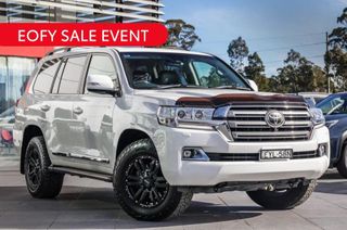 2019 Toyota Landcruiser Sahara SUV (Glacier White) Pre-Owned Car Thumbnail