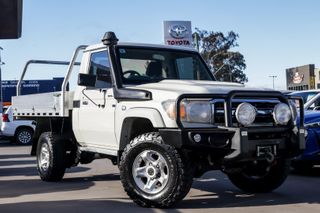 2020 Toyota Landcruiser GXL Cab Chassis (French Vanilla) Pre-Owned Car Thumbnail