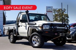 2020 Toyota Landcruiser GXL Cab Chassis (French Vanilla) Pre-Owned Car Thumbnail